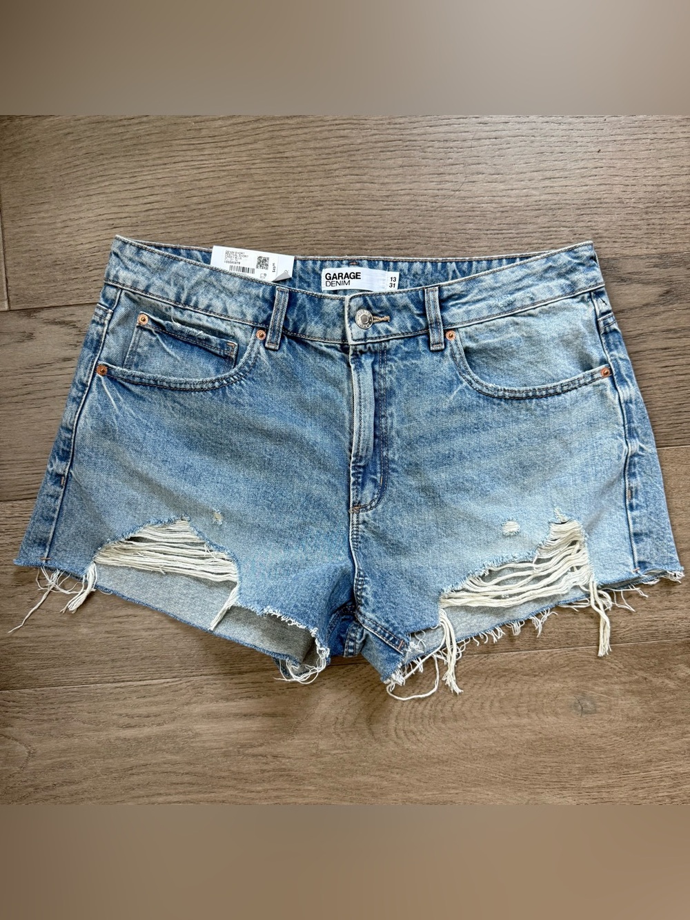 Garage Distressed Festival Denim
Shorts Raw Hem Light Wash Size 13
NWT